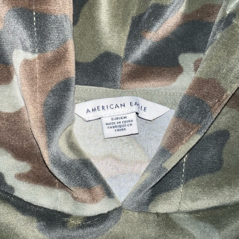 Cropped Camo Velvet Hoodie - Picture 4 of 9